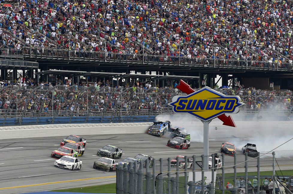 Beim Sprint in Richtung Ziellinie gerät der Champion von 2014 unter anderem mit Ricky Stenhouse jun. aneinander.