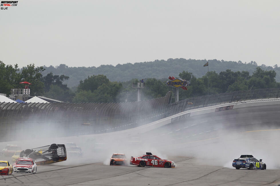 Das gilt auch für Chris Buescher, der von Michael Annett in einen dreifachen Überschlag geschickt wird.