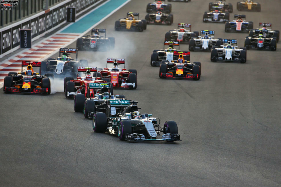 Start zum letzten Saisonrennen: Polesetter Lewis Hamilton kommt am besten weg, Nico Rosberg behauptet den für ihn lebenswichtigen zweiten Platz. Dahinter bremst sich Kimi Räikkönen in der ersten Kurve an Daniel Ricciardo vorbei...