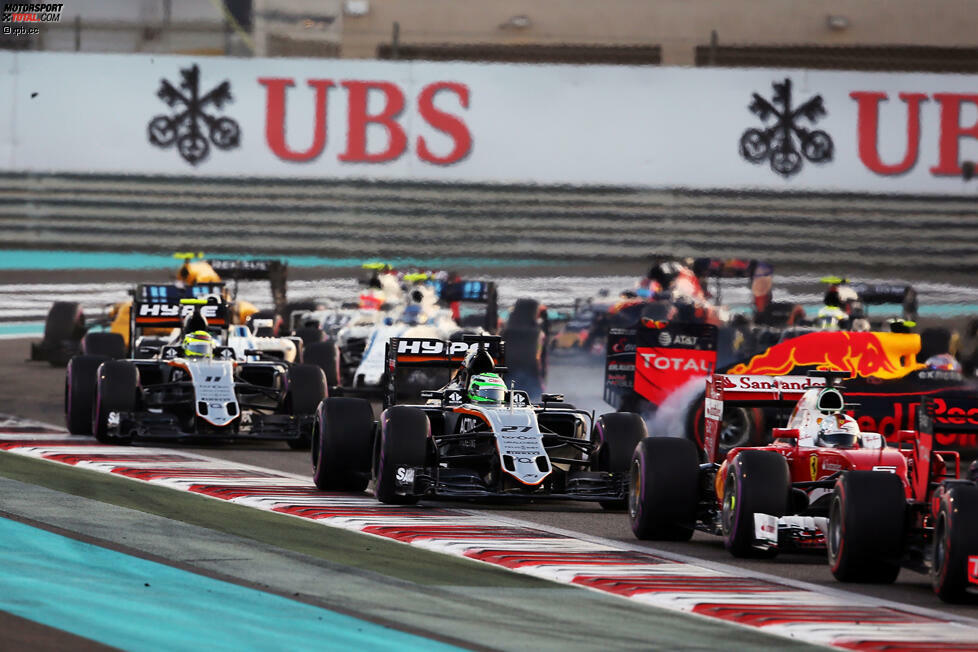 ... und Max Verstappen geht innen der Platz aus, als er versucht, den Force India von Nico Hülkenberg hinter sich zu halten.
