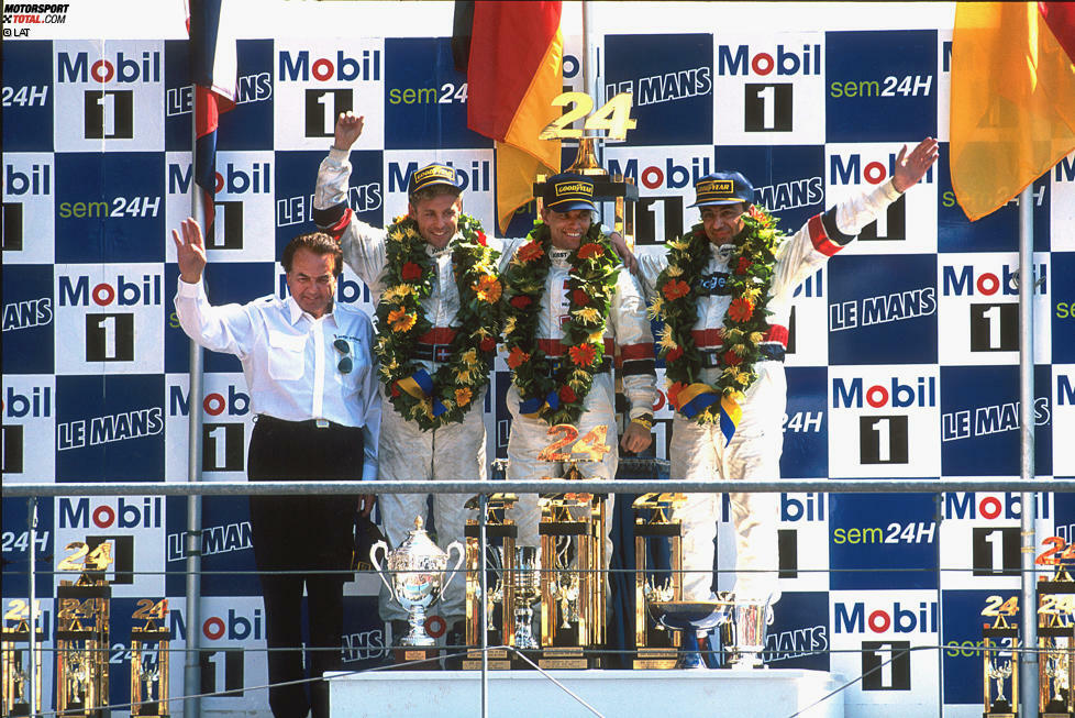 ... mit dem Gesamtsieg bei den 24 Stunden von Le Mans im Joest-TWR-Porsche. Alboreto durfte gemeinsam mit Tom Kristensen und Stefan Johansson feiern. Die beiden Skandinavier waren während der gesamten Karriere immer wieder Wegbegleiter des Italieners.