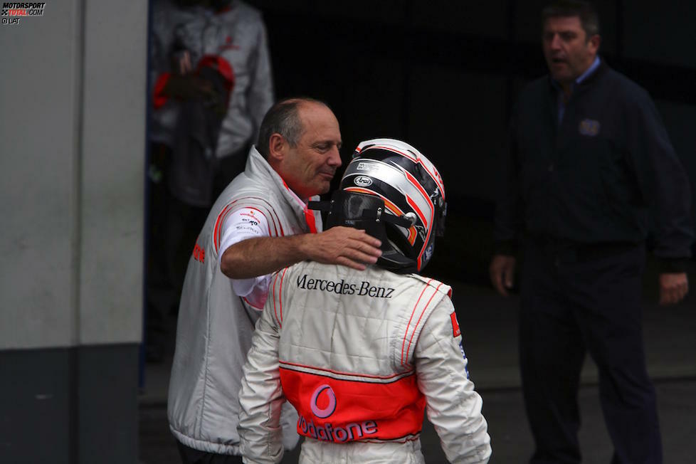 Was McLaren letztlich den Titel kostet und Kimi Räikkönen den Weg ebnet, führt intern zum Eklat: Alonso und Hamilton sollen nicht mehr miteinander reden. Es kommt noch dicker: Die FIA findet heraus, dass McLaren-Mitarbeiter - darunter Alonso und Tester Pedro de la Rosa - vertrauliche Ferrari-Unterlagen besitzen. 
