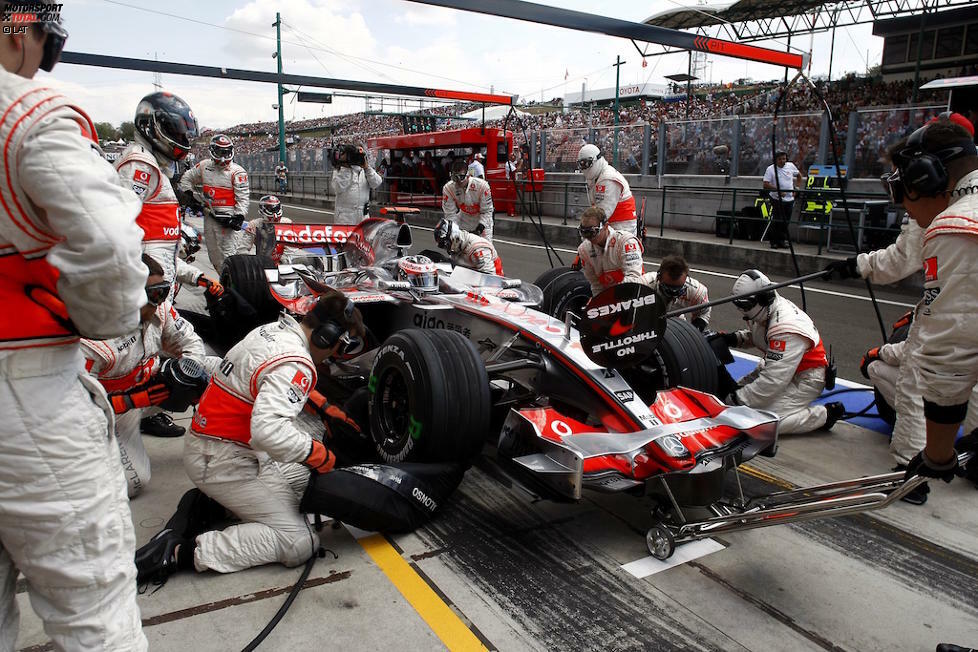 Alonso blockiert Hamilton an der Box, damit er seine zweite schnelle Runde nicht fahren kann - nachdem der Brite ihm zuvor auf der Strecke keine Vorfahrt gewährt hatte. Alonso profitiert und schnappt ihm die Pole-Position weg, doch die FIA schreitet ein: fünf Plätze Rückversetzung und 15 Punkte Abzug in der Konstrukteurs-WM.
