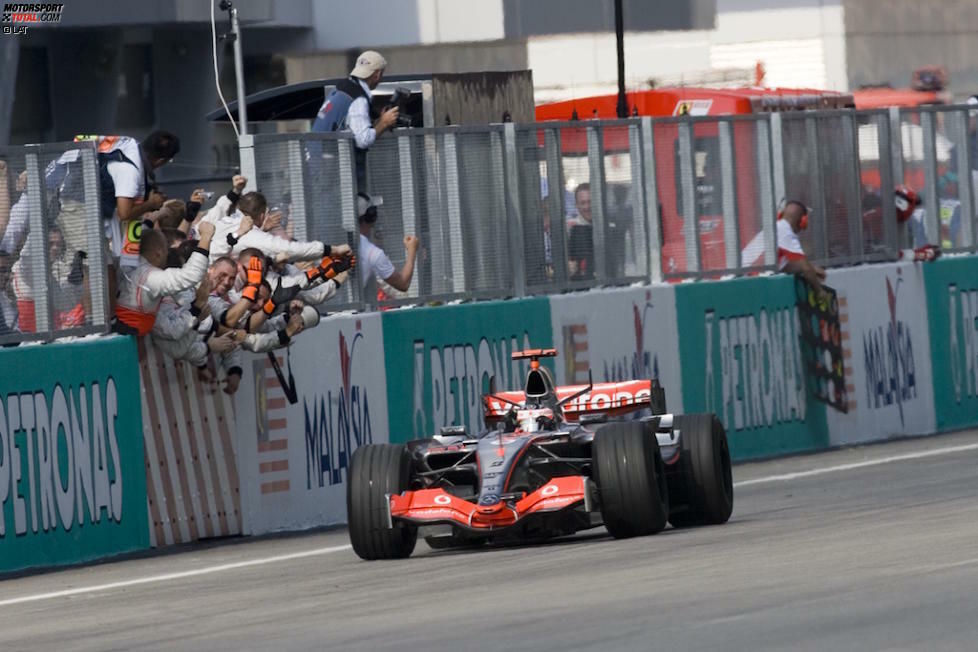 Zunächst ist alles in Butter: Beim Malaysia-Grand-Prix in Sepang landet Alonso den ersten Sieg im McLaren und wiederholt das Kunststück in Monaco und am Nürburgring. Er scheint auf WM-Kurs zu liegen, als das Stallduell mit dem Rookie zu köcheln beginnt und im Qualifying in Budapest explodiert.