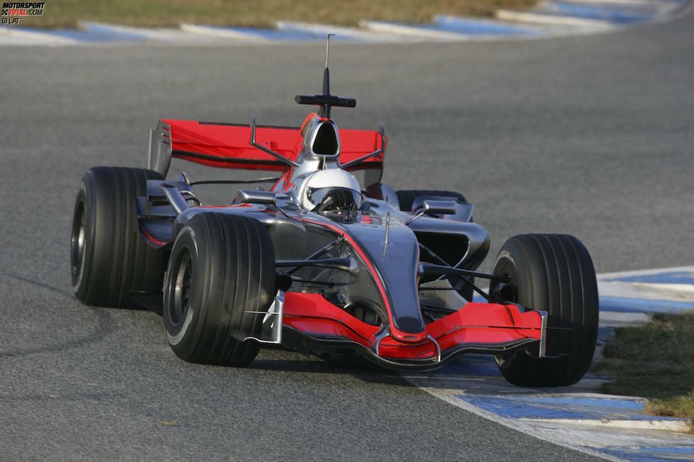 Obwohl er noch ein Jahr Vertrag im Renault-Werksteam hat, gibt der Spanier Ende 2005 als frisch gebackener Weltmeister bekannt, sich 2007 McLaren anzuschließen. Ein Jahr später gewährt ihm Intimus Flavio Briatore, zwölf Tage vor dem Auslaufen des Kontrakts für den neuen Arbeitgeber zu testen - mit neutralem Equipment.