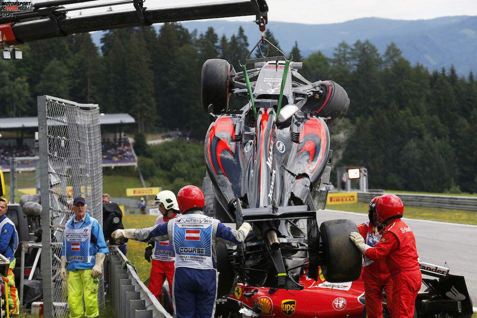 Der nächste Unfall in Spielberg: Alonso geht in Runde eins fliegen und hat die Nase voll von der Saison 2016. Mittlerweile häufen sich die Antriebsstrafen und das Team startet ständig von hinten, dazu gibt es auch noch in den Rennen Kompensationsstrafen.