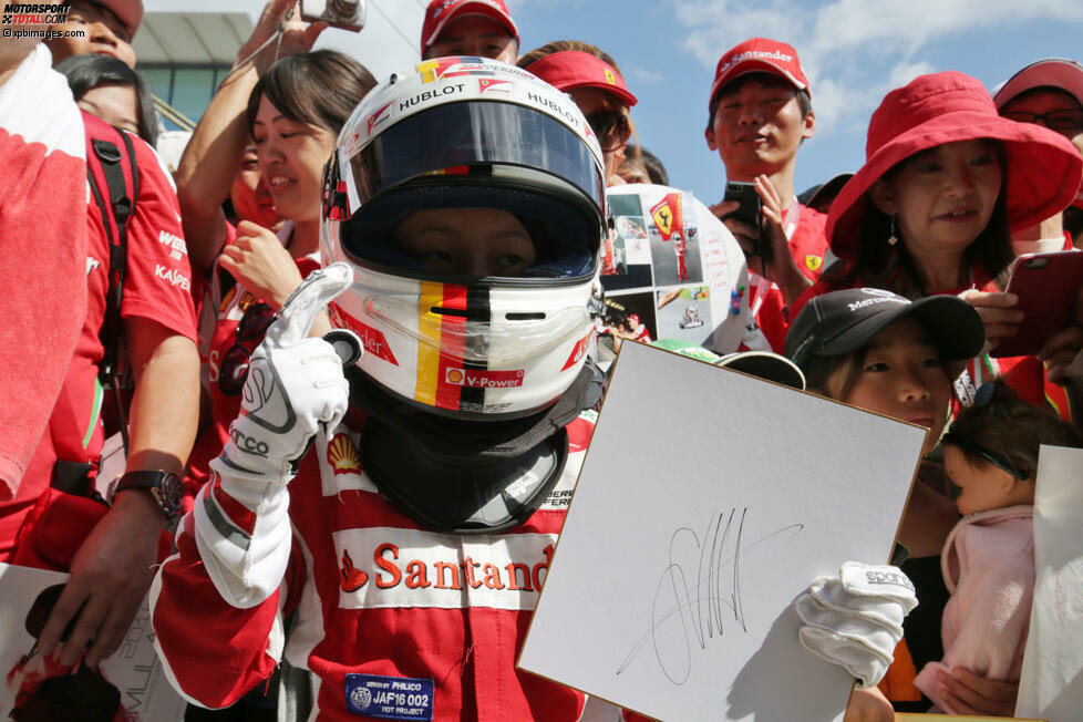 Jahr für Jahr wird klar: Die verrücktesten Formel-1-Fans sind in Japan zu Hause. Sie scheuen keine Kosten und Mühen, um sich für ihre Stars in Schale zu schmeißen. Besonders beeindruckend ist, wie aufwendig die Verkleidungen und Kostüme sind und wie viel Liebe zum Detail drinsteckt...