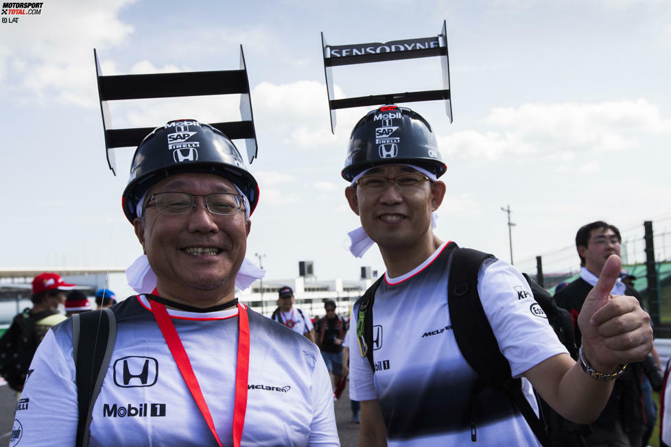 Auch ihre Ideen sind ausgefallen: Den Bauhelm Modell McLaren MP4-31 sehen wir hier, mitsamt des Heckflügels. Leider ist nicht übermittelt, ob sich bei dieser Version auch DRS aktivieren lässt.