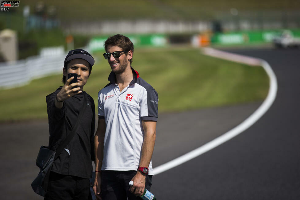 Ein Fan schaffte es, sich auf die für Besucher außerhalb geplanter Trackwalk-Zeiten gesperrte Strecke zu schleichen. Der Lohn der Mühen war ein Selfie mit Romain Grosjean, der es über sich ergehen ließ wie Cristiano Ronaldo bei der Fußball-EM.