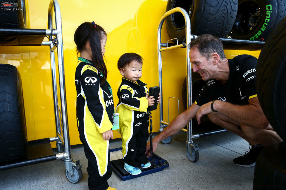 Auch die Kleinsten haben bei der Formel 1 schon ihren Spaß, wenn sie etwa bei Renault auf die Waage klettern dürfen.