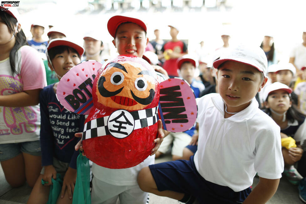 Nicht fehlen dürfen Daruma-Figuren aus Pappmaché. Sie sind ein traditioneller japanischer Glücksbringer, mit dem Wünsche wahr werden sollen. Die comicartigen, aber Jahrhunderte alten Püppchen und stellen den Gründer des Zen Buddhismus dar. Er soll neun Jahre lang meditiert haben, weshalb die Darstellung auf Arme und Beine verzichtet.