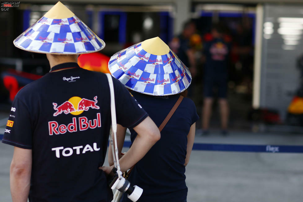 ...oder für einen selbstgebastelten Reisbauern-Hut aus Red-Bull-Dosen. Die Kreativität der Japaner kennt keine Grenzen und es lässt sich nicht einmal schätzen, wie viele Stunden Arbeit in so manches Outfit für das Grand-Prix-Wochenende geflossen sind.