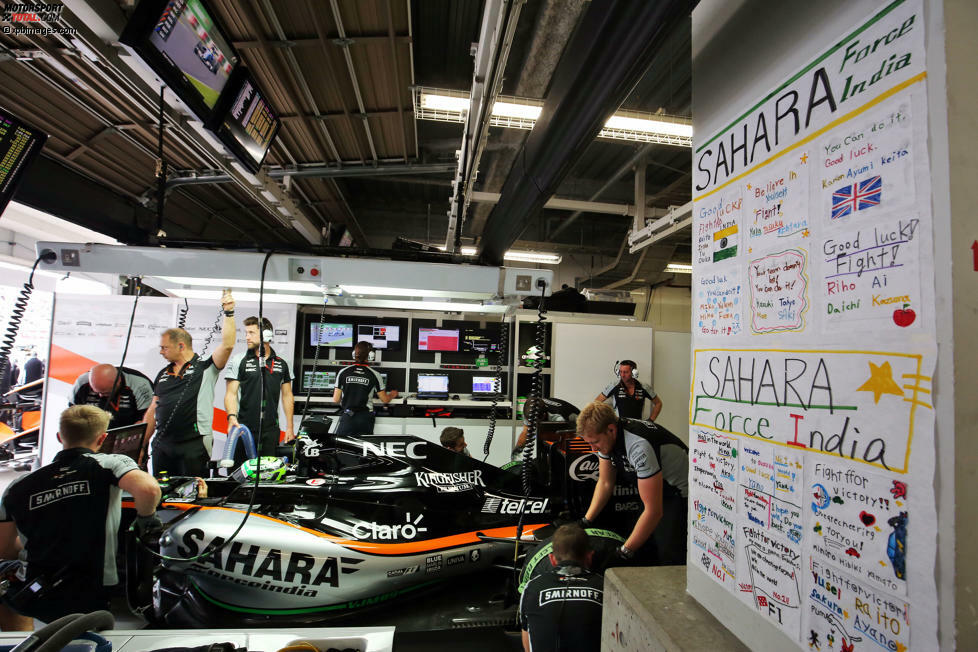 Die Fahrer danken es den Enthusiasten aus dem Land des Lächelns. Force India klebte die Transparente spontan an die Rückwand der Box.