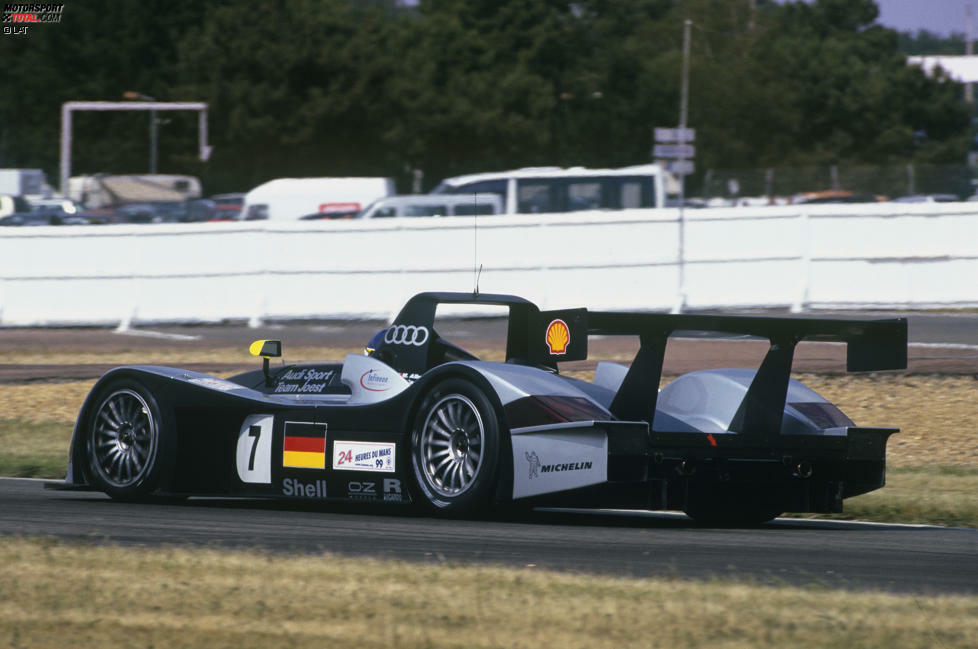 1999 erfolgt der erste Auftritt der Vier Ringe beim Klassiker in Frankreich. Audi hat die Ingenieure zweigleisig arbeiten lassen. Aus Deutschland kommt der offene R8R, der die Ränge drei und vier erreicht.