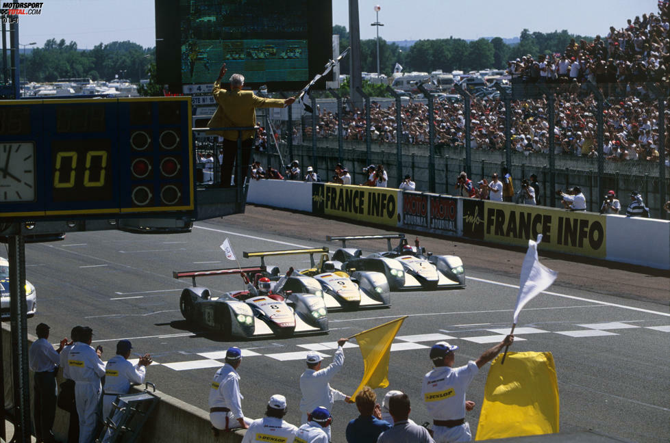 Nur ein Jahr nach dem Debüt folgt der erste große Triumph. Tim Kristensen, Frank Biela und Emanuele Pirro kommen 2000 beim Dreifachsieg der Ingolstädter mit dem R8 als Erste ins Ziel.