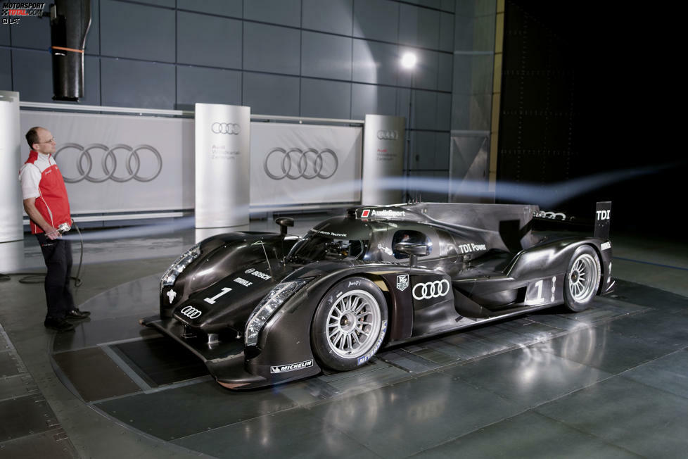 Rockenfeller/Bernhard/Dumas feiern 2010 den Sieg für Audi, weil Peugeot reihenweise die Motoren hochgehen. Gleichzeitig ist der nächste Renner schon in der Pipeline: Der R18 (Foto), der erstmals kein offenes Cockpit mehr aufweist.