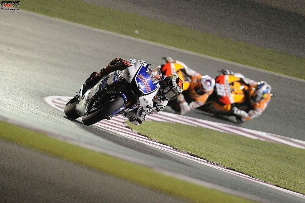 2012: Jorge Lorenzo in Katar - Ein Jahr später macht es Lorenzo wie Casey Stoner in der Vorsaison. Der Yamaha-Pilot gewinnt den Saisonauftakt und am Ende des Jahres auch die Weltmeisterschaft. In Losail setzt sich der Spanier gegen seinen Landsmann Dani Pedrosa durch - der auch in der WM am Ende des Jahres knapp den Kürzeren ziehen wird.