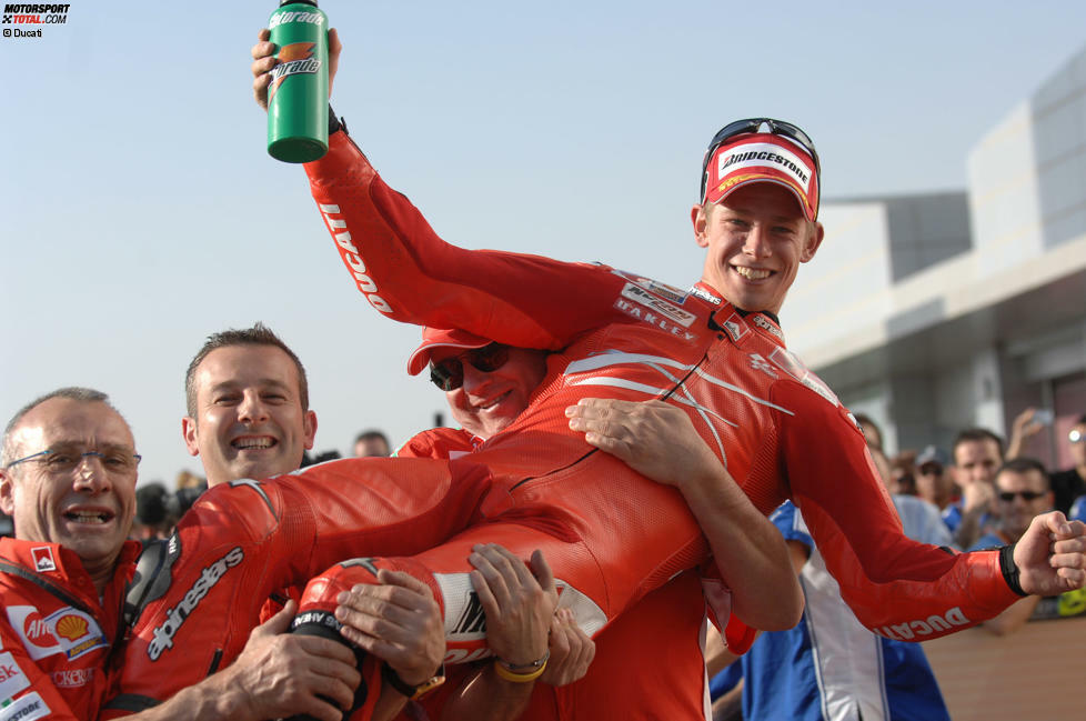 2007: Casey Stoner in Katar - Ein Jahr später findet der Saisonauftakt in Losail eine neue Heimat. Dass der Sieg an Stoner geht ist kein Zufall. Zum einen wird den Australier 2007 den bis heute einzigen MotoGP-Titel für Ducati holen, zum anderen wird er in den kommenden Jahren beweisen, dass er ein echter Katar-Experte ist.