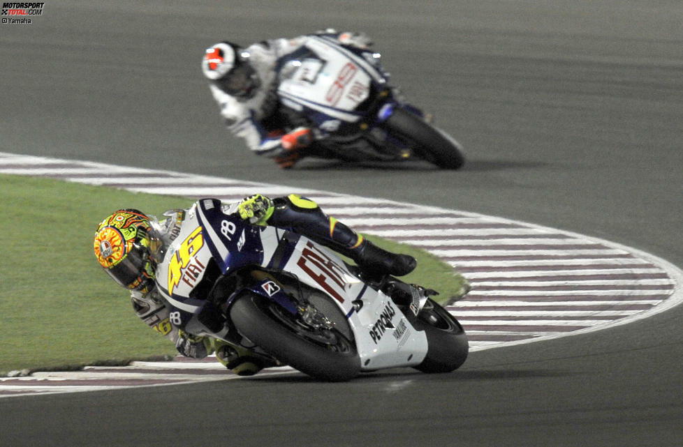 2010: Valentino Rossi in Katar - Ein Jahr später läuft es genau andersherum. Rossi sichert zwar den Sieg beim Saisonauftakt, gewinnt dafür aber am Ende des Jahres nicht den Titel. Zum Champion krönt sich Yamaha-Teamkollege Jorge Lorenzo, der dem 