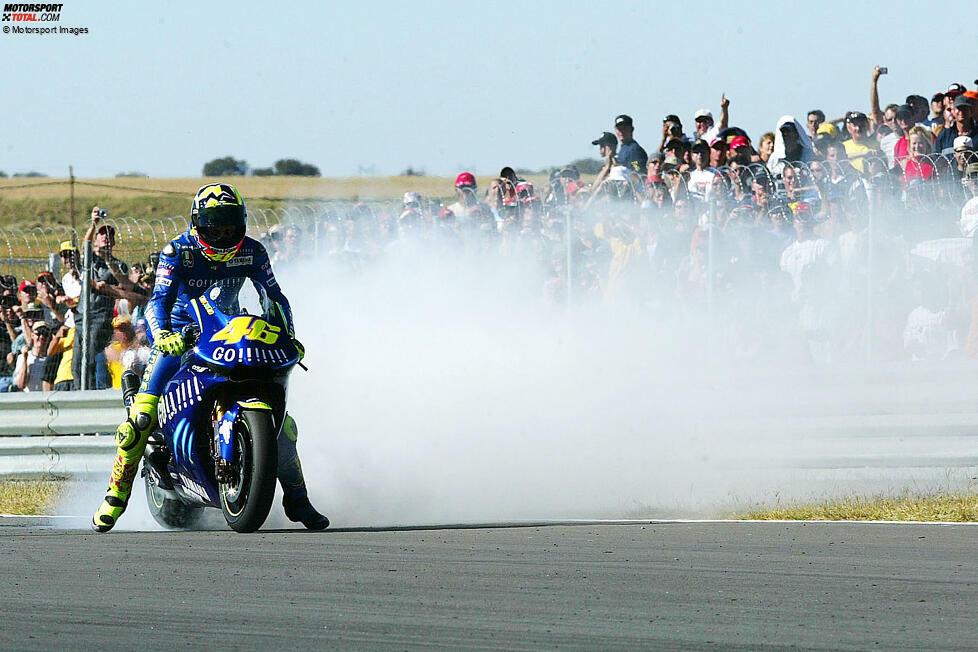 2004: Valentino Rossi in Südafrika - Der Saisonauftakt findet erstmals in Welkom statt. Der Sieger ist der gleiche wie ein Jahr zuvor, doch die Farben sind andere. 2004 geht der 