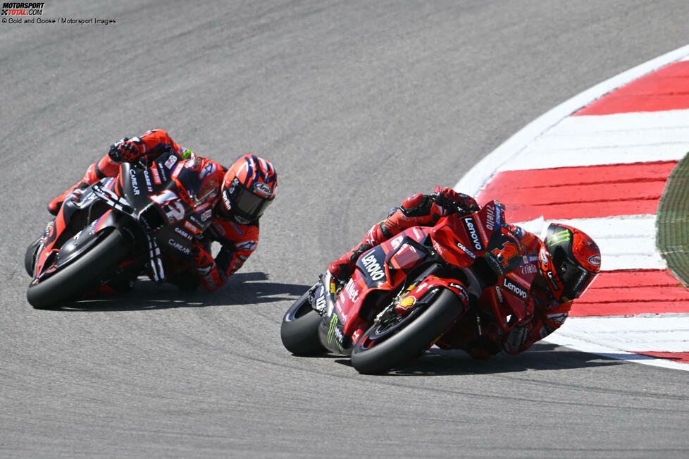 2023: Francesco Bagnaia in Portimao - Der amtierende Weltmeister gewinnt beim Saisonauftakt der MotoGP in Portugal nicht nur das erste Sprintrennen der Geschichte am Samstag, sondern legt am Sonntag im Hauptrennen mit einem weiteren Sieg nach. Er übernimmt die Führung schon in der zweiten Runde und gibt sie nicht mehr ab.