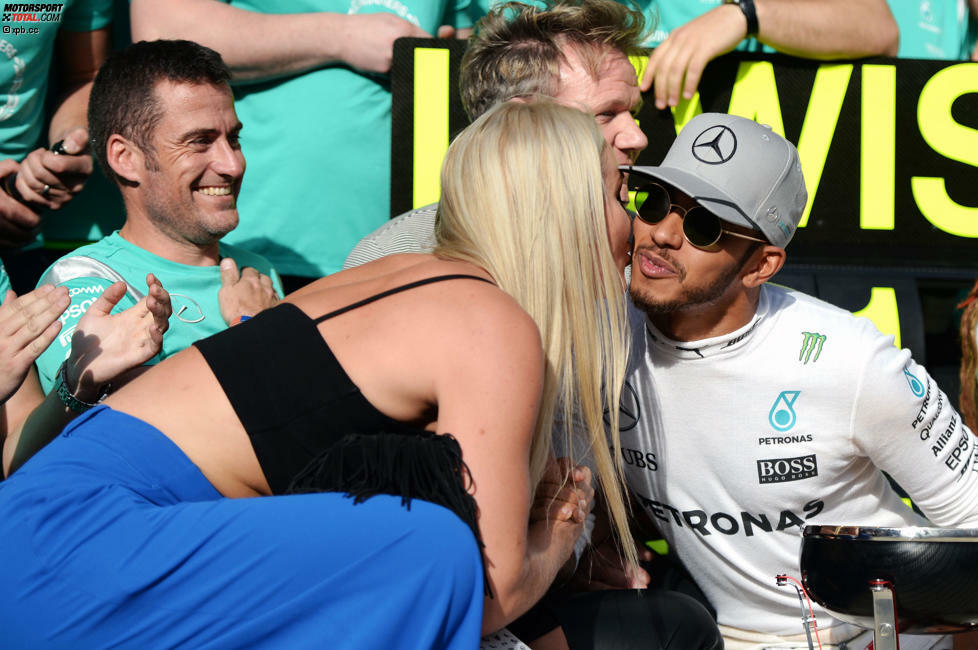 Schöne Frauen schart Sieger Lewis Hamilton gern um sich. Zum Beispiel Ski-Ass Lindsey Vonn, die extra den Weltcup-Auftakt in Sölden abgesagt hat, um ihr Buch zu promoten und mit dem Mercedes-Star vor Austin ihren 32. Geburtstag feiern zu können. Ins Beuteschema würde Hamilton passen. Davor war Vonn mit Tiger Woods liiert.