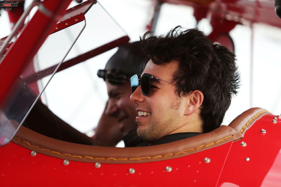 Über den Wolken: TV-Reporter Ted Kravitz, stolz auf seinen Pilotenschein, lädt Sergio Perez zum Interview im Old-Style-Flieger ein. Die beiden drehen in der Luft eine Runde auf dem Circuit of The Americas.