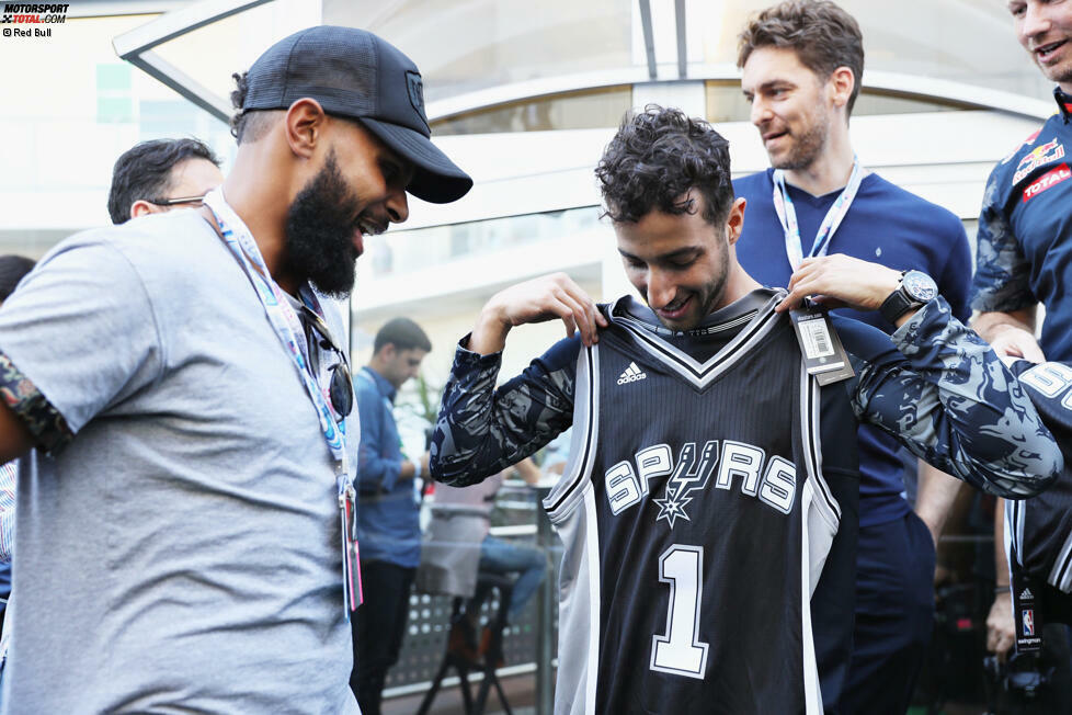 Als Neo-Texaner ist Ricciardo jetzt natürlich auch glühender Fan der San Antonio Spurs. Deren Star Patty Mills bringt ihm sogar ein eigenes Shirt mit der Nummer 1 mit. Die hätte der Australier lieber auf dem Auto als auf dem Trikot.