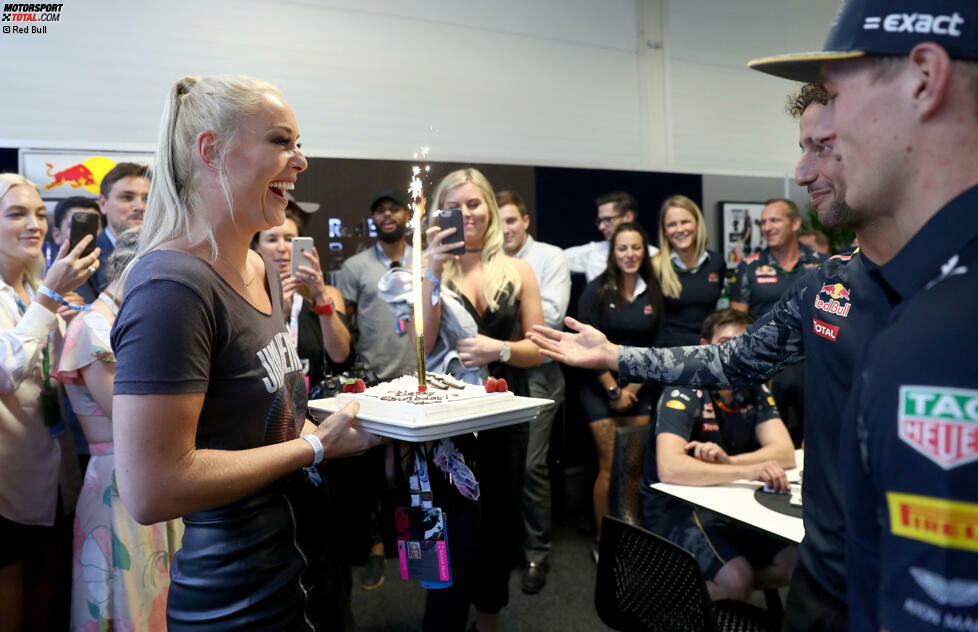 Vorgefeiert wurde mit Hamilton, aber nachdem sie mit Helmsponsor Red Bull Ski fährt, muss Lindsey Vonn natürlich auch bei ihrem Arbeitgeber auf einen Sprung vorbeischauen. Die Torte zum 32. gibt's von Daniel Ricciardo und Max Verstappen höchstpersönlich.