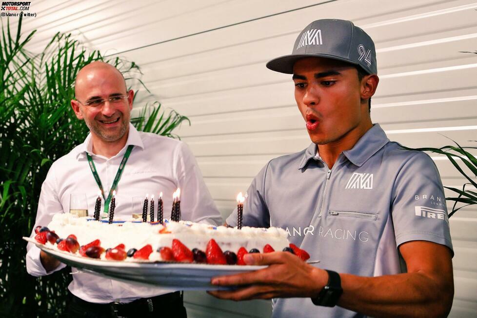 Zehn Jahre jünger, aber auch Geburtstagskind ist Pascal Wehrlein. Für ihn gibt's die Torte aus den Händen von Manor-Manager Thomas Meyer. Gut möglich übrigens, dass Wehrlein ein weiteres Jahr im Team bleibt. Wenn nämlich Esteban Ocon nicht zu Renault geht und stattdessen bei Force India andockt.