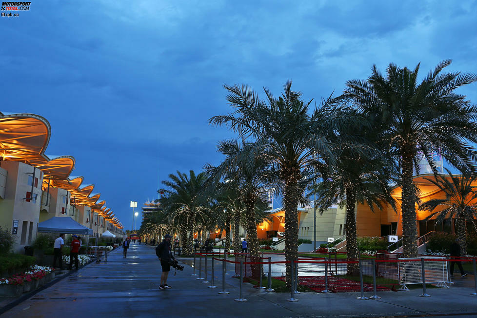 Wer bei Bahrain an brütend heiße Wüste denkt, der irrt - zumindest im Jahr 2016. Vor Beginn des Wochenendes wird der wunderschöne und allseits beliebte Paddock ein paar Mal richtig nass, und während der Session klettert das Thermometer nie über 25 Grad Celsius.