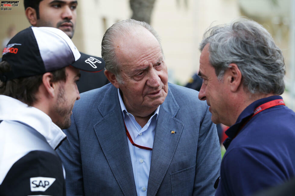 Spaniens ehemaliger König Juan Carlos scheint in der Rente viel Freizeit zu haben und reist derzeit mit dem Formel-1-Tross um die Welt. Hier im Gespräch mit Fernando Alonso und Rallye-Legende Carlos Sainz, dem Vater des gleichnamigen Toro-Rosso-Fahrers.