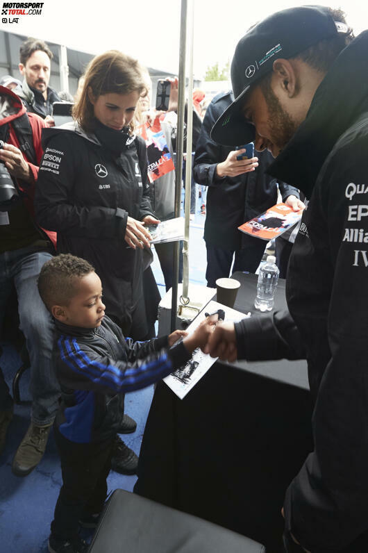 Ist das der Lewis Hamilton von morgen? Zumindest optisch gibt's durchaus Ähnlichkeiten. Bei allem Party-Glamour: Für seine Fans nimmt sich der Mercedes-Millionenstar immer noch Zeit. Am liebsten für Kinder.