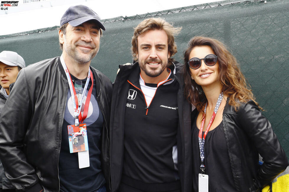Nicht nur Hamilton hat Freunde aus Hollywood: Javier Bardem und seine Ehefrau Penelope Cruz drücken natürlich für Fernando Alonso die Daumen.