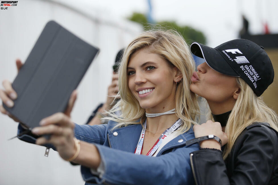 Das Selfie für Instagram gehört inzwischen dazu, auch bei den Promis: Hier im Bild das wunderschön anzusehende Victoria's-Secret-Models Devon Windsor mit der niederländischen Sängerin Anouk van Kleef.