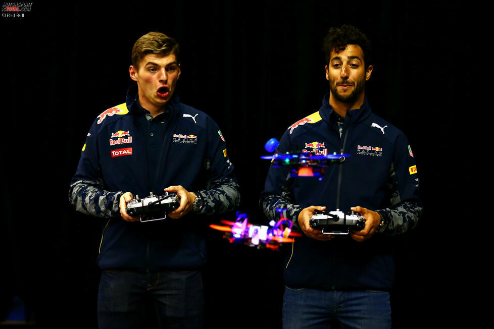 Neuer Trend in Nordamerika: Was früher einmal Paintball war (und ganz früher die Kartbahn), das ist heutzutage Drohnen-Racing. Max Verstappen und Daniel Ricciardos probieren's in Montreal aus und haben sichtlich Spaß dabei.