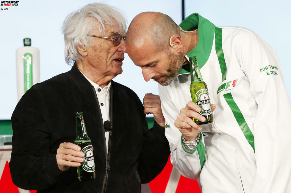 Bernie Ecclestone wird zum Biertrinker und stößt mit Gianluca di Tondo von Heineken auf einen 220 Millionen Euro schweren Deal an. Erste NGOs, die sich mit Alkoholwerbung im Sport nicht so recht anfreunden können, laufen bereits Sturm. Übrigens: Eingefädelt hat den Vertrag Jackie Stewart.