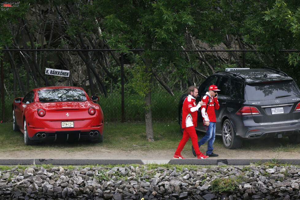 Hamilton muss in Montreal mit dem spießigen Mercedes-GLE-SUV zur Strecke kommen. Da hat man es als Ferrari-Fahrer schon besser: Für Kimi Räikkönen steht wie überall auf der Welt ein sportlicher Flitzer zur Verfügung.