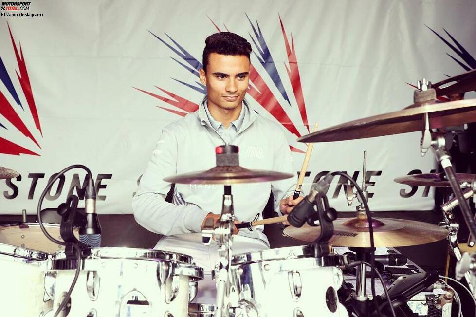 Macht sehr gute Figur an den Drums: Pascal Wehrlein kommt nach seinem ersten WM-Punkt in Österreich bestens gelaunt nach Großbritannien. Der angeblich so steife Deutsche sammelt auf der Formel-1-Showbühne Sympathien bei den englischen Fans - und macht Formel-1-Drummer Eddie Jordan ernsthaft Konkurrenz.