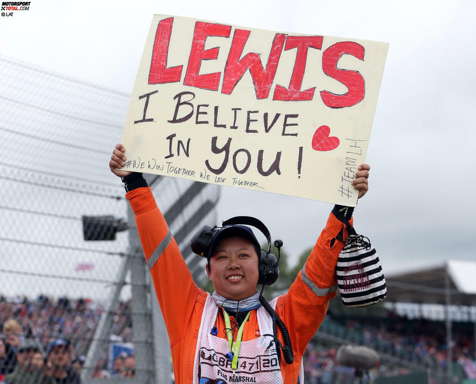 Die britischen Zuschauer sind Lewis-Hamilton-Fans durch und durch, das geht bis hin zu den Streckenposten. 