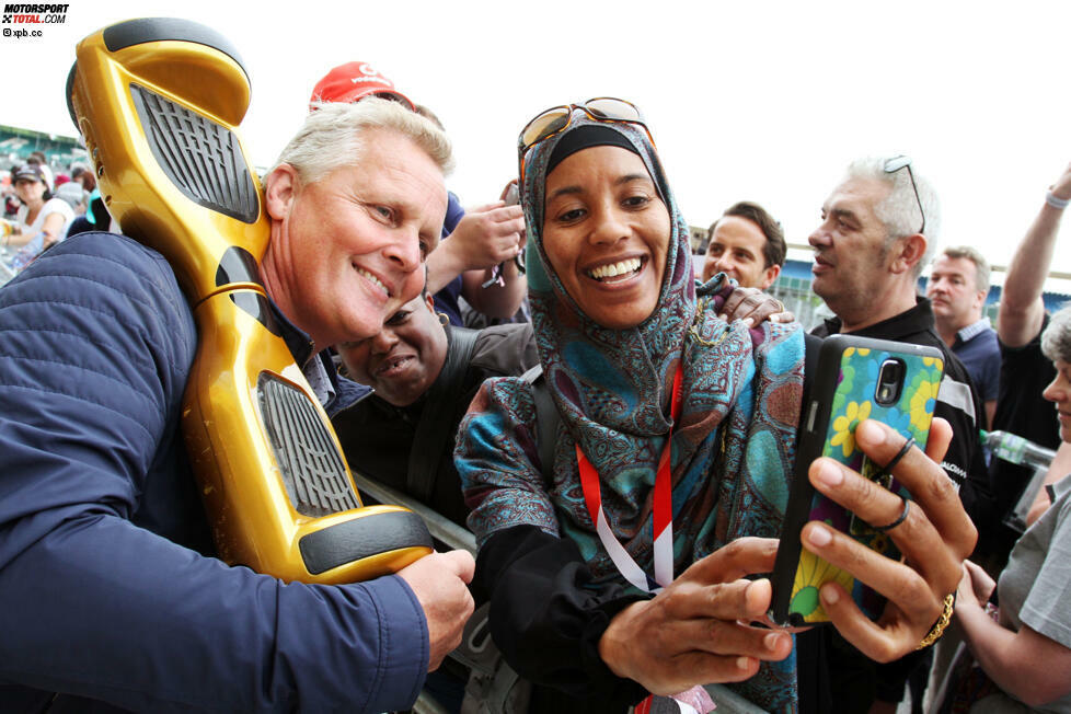 Und die Briten haben noch einen Publikumsliebling: Johnny Herbert fliegen bei der Formel-1-Show vor Publikum am Donnerstag die Herzen zu. Mit dem 