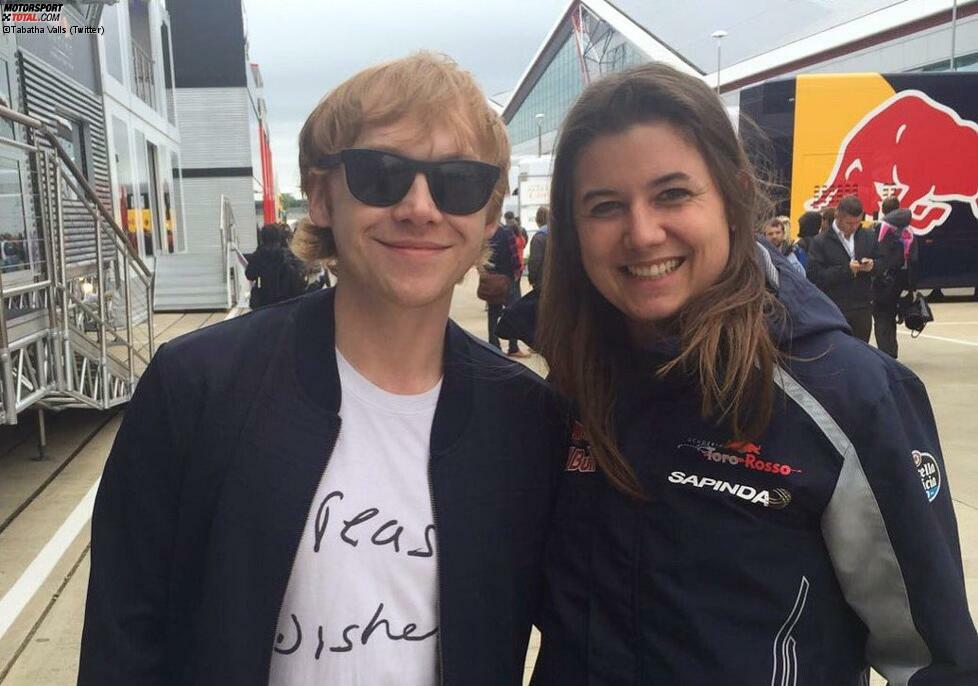 Kennen Sie ihn noch? Ronald Bilius Weasley ist Harry Potters bester Freund. Beim Grand Prix in Silverstone schnuppert Hollywood-Star Rupert Grint, inzwischen 27 Jahre alt, ein bisschen Benzinluft. Hier im Bild mit Tabatha Valls, der Pressedame des Toro-Rosso-Teams.