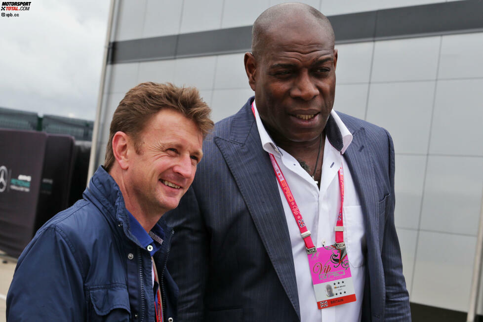 Frank Bruno sieht nicht nur neben Allan McNish wie ein Riese aus: Der ehemalige Schwergewichts-Weltmeister hat 1996 seinen letzten Kampf gegen Mike Tyson verloren und ist heute großer Formel-1-Fan. Die Boxentour lässt sich der Boxer bei Red Bull geben, das Rennen schaut er bei Williams.