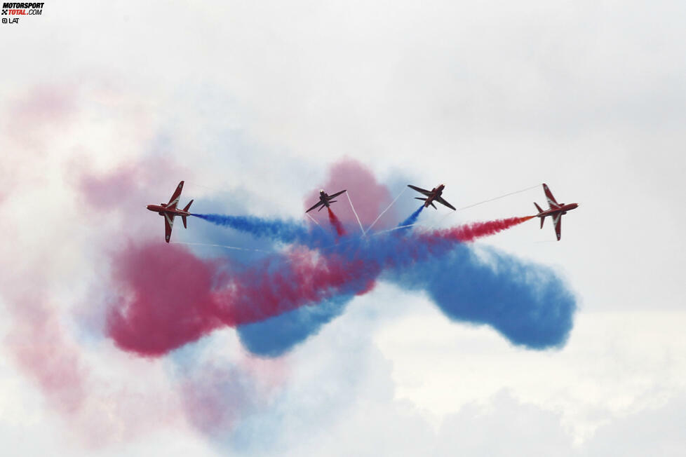 Silverstone war früher mal ein Militärflughafen. Da gehört die Flugshow der Royal Air Force zum guten Ton. Übrigens genau wie vor einer Woche in Spielberg, wo neben österreichischen Militärmaschinen die Red-Bull-Flotte von Dietrich Mateschitz ausgerückt ist.