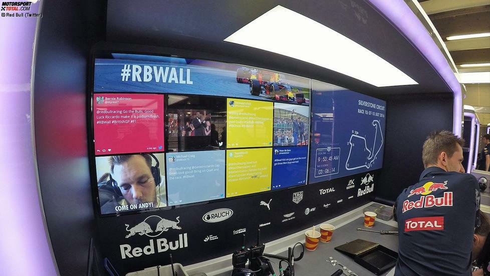 Neue Innovation des Red-Bull-Teams, um die Fans noch näher an die Formel 1 heranzubringen (zumindest virtuell): Wer unter dem Hashtag #RBWall twittert, dessen Messages werden direkt in der Box eingeblendet. Das kann für Mechaniker und Fahrer äußerst motivierend sein.