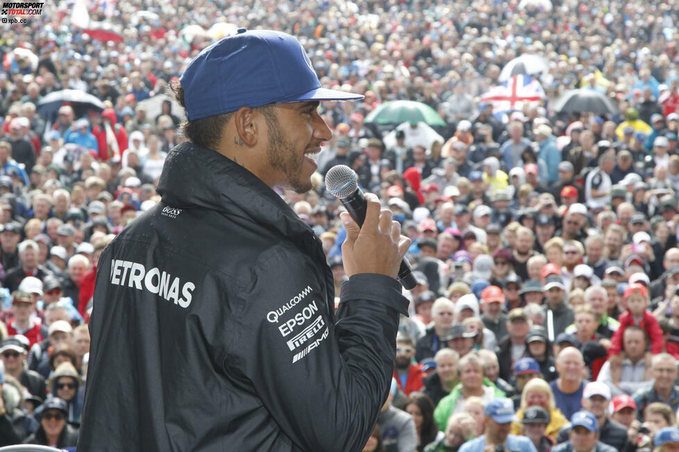 Aber das Silverstone-Wochenende 2016 gehört ihm: Lewis Hamilton. Zuerst Crowdsurfen in den Menschenmassen, dann lässt er sich auf der Showbühne noch einmal feiern. Gutes Omen: Immer wenn er Silverstone gewonnen hat, wurde er anschließend auch Weltmeister...
