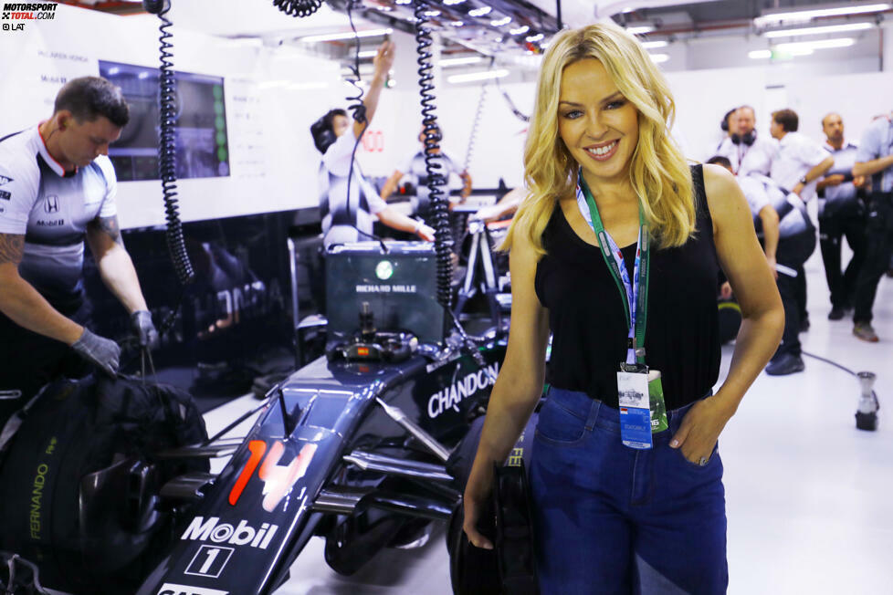 Neben Monaco ist Singapur inzwischen der glamouröseste Grand Prix des Jahres. Im Rahmenprogramm tritt diesmal neben der Kultband Queen auch die Popsängerin Kylie Minogue auf. Die kennt sich in der Formel 1 aus. Ihre jüngere Schwester Dannii war nämlich früher mit Jacques Villeneuve liiert.