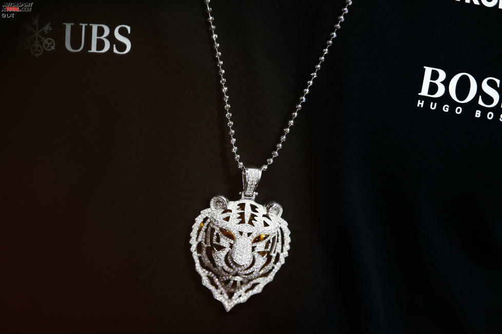 Modebewusst, so kennen wir Lewis Hamilton. Neuerdings mit Tiger-Halskette. Vielleicht inspiriert von dem Tiger, den er in Mexiko besucht und auf Instagram gepostet hat? 
