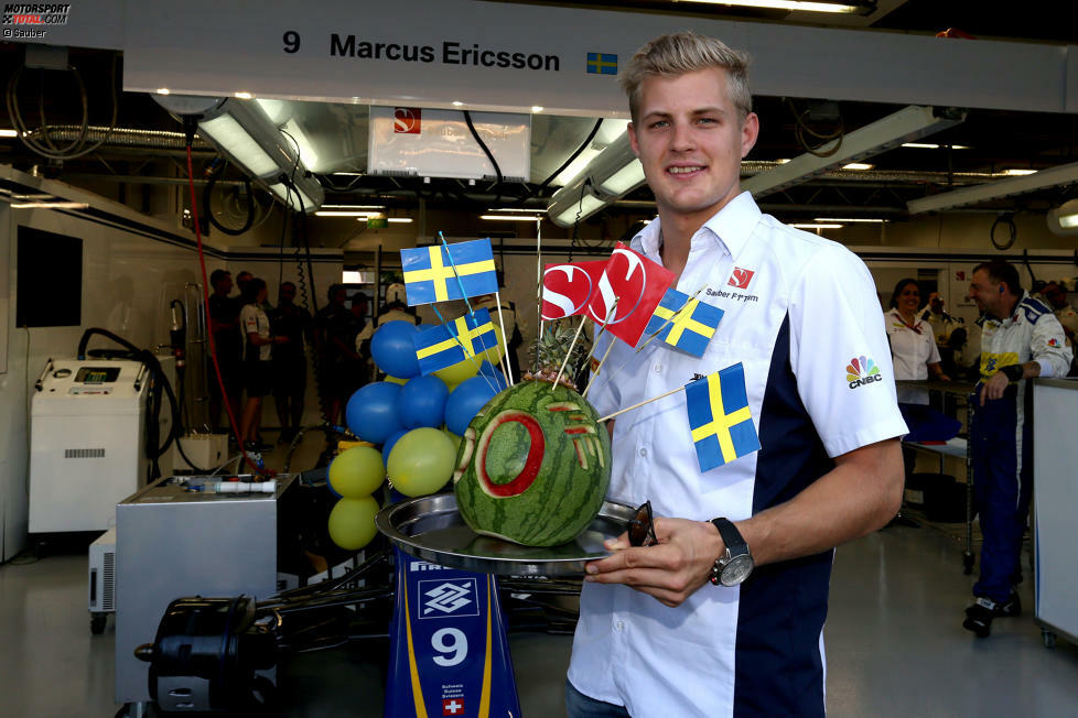 50 Grands Prix auf dem Buckel hat Marcus Ericsson, aber von Poles, Siegen oder gar einem WM-Titel ist der Schwede im Sauber-Team meilenweit entfernt. Zum Jubiläum gibt's keine IKEA-Möbel (das Möbelhaus zahlt schon seine Karriere), sondern einen exotischen Fruchtcocktail. Bei der Tropenhitze eine willkommene Alternative.