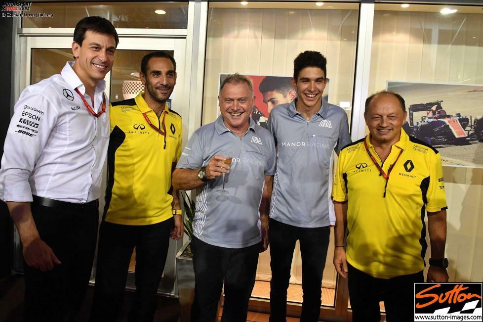 Esteban Ocon feiert seinen 20. Geburtstag mit Toto Wolff, Cyril Abiteboul, Dave Ryan und Frederic Vasseur. Gleich drei Formel-1-Teams wollen ihn haben, nur eins kann ihn bekommen. Kein Wunder, hat er doch einst in der Formel 3 einen gewissen Max Verstappen geschlagen.